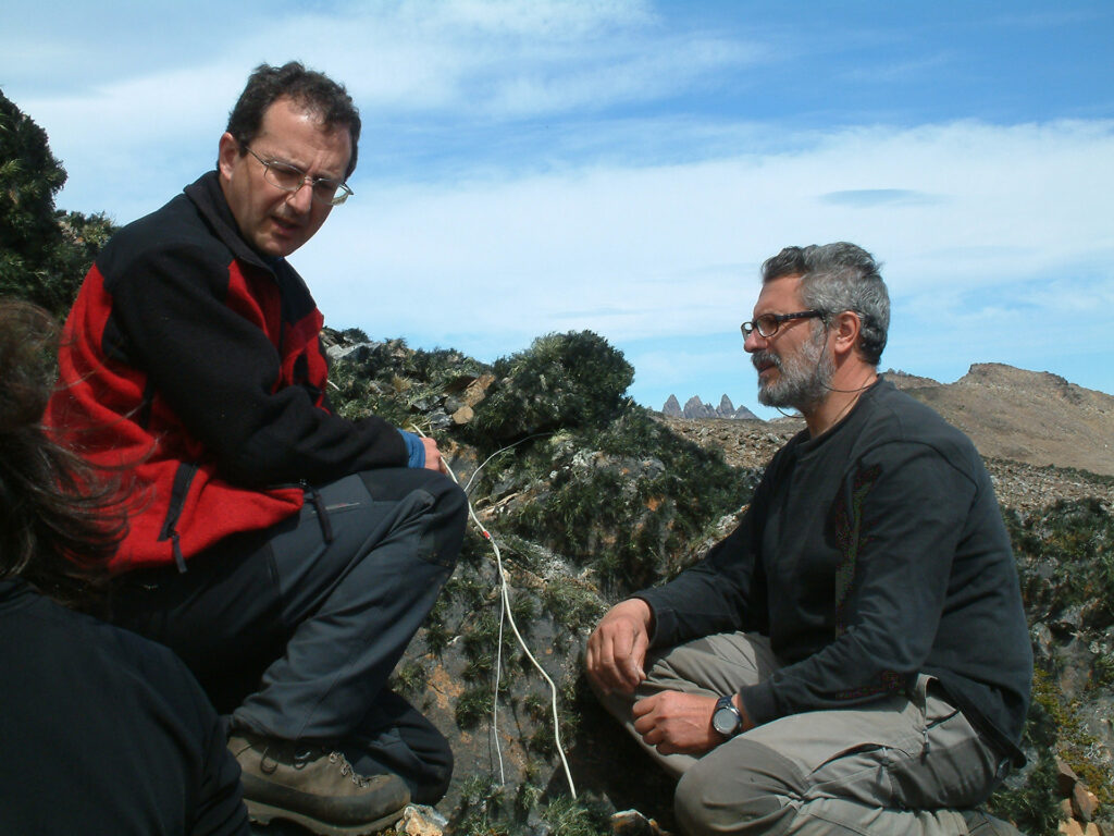 Los investigadores Leopoldo Sancho y Antonio Gómez junto a un liquen Usnea en el sector de Dientes de Navarino.